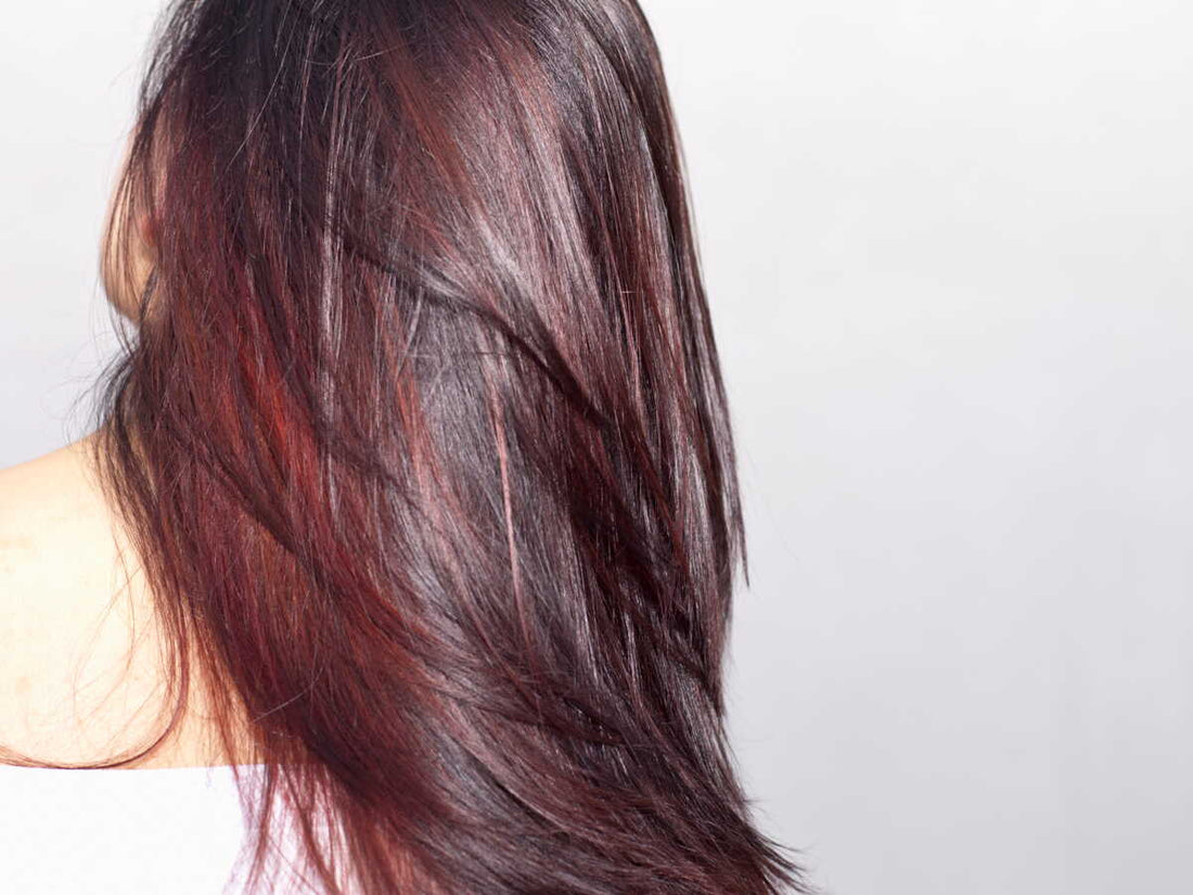 Coloration Cherry Coke : la tendance cheveux automne 2025