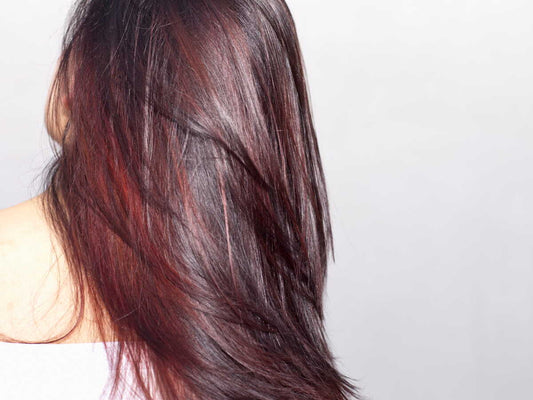 Coloration Cherry Coke : la tendance cheveux automne 2025